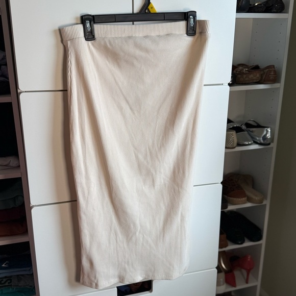 NWT Ingrid and Isabel Cream Long Sleeve Ribbed Top and Large Skirt Pregnancy Set - Picture 4 of 6
